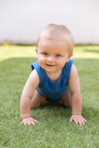 Baby krabbelt im Gras, Portrait Baby krabbelt im Gras, Portrait